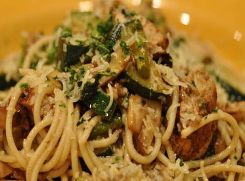 Spaghetti con zucchine e pollo al cartoccio