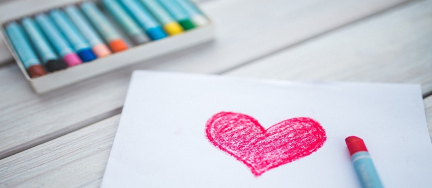 cuore disegnato con i pastelli