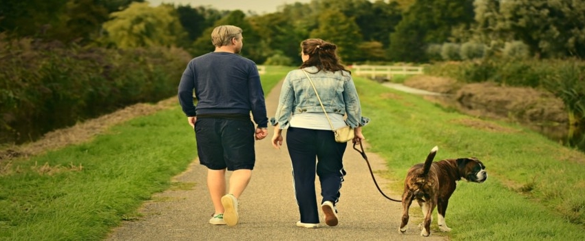 persone che passeggiano con il cane