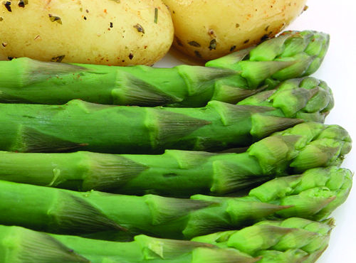 Insalata di patate con fagiolini e asparagi